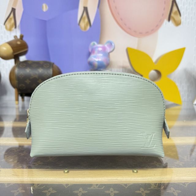 Louis vuitton original epi leather pochette cosmetique M15200 light green
