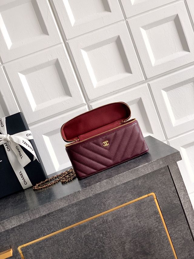 CC grained calfskin vanity with chain  AP5212 bordeaux