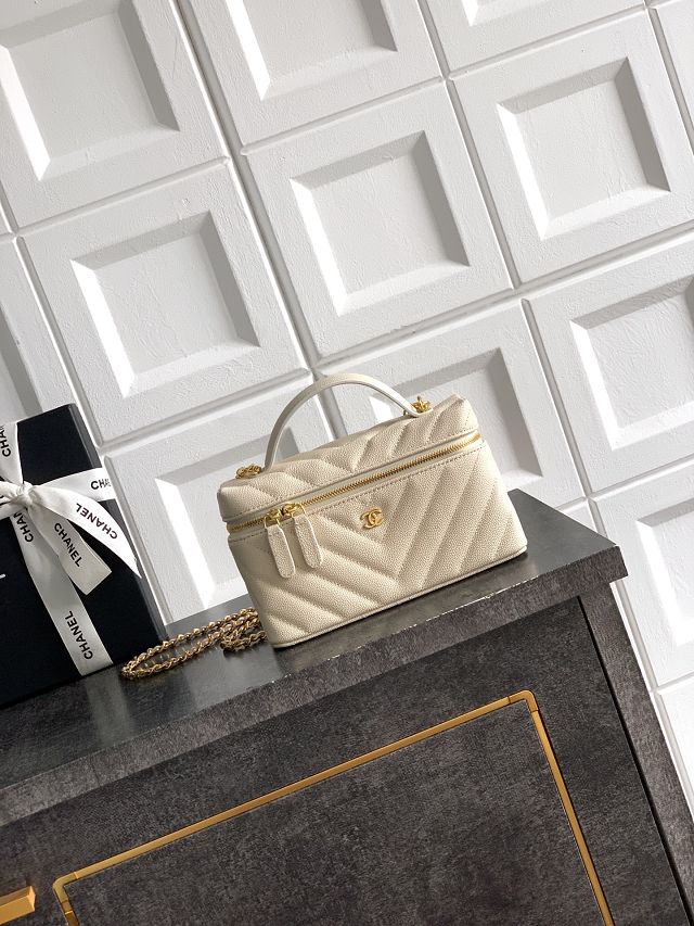 CC grained calfskin vanity with chain  AP5212 light beige