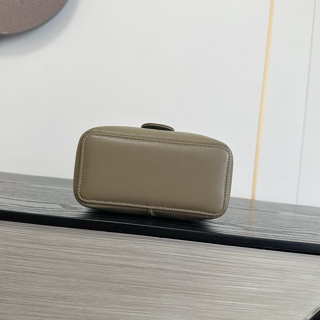 CC grained calfskin small vanity AP5067 grey
