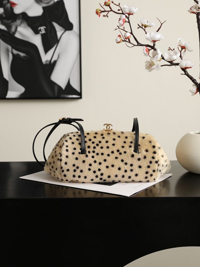 CC shearling clutch with strap AP5360 bige